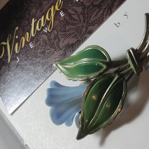 Unsigned Antique Tulip with center Pearl and Tulip is made of Hard Plastic - Picture 8 of 9